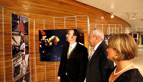 Jacques Barrot megtekinti a 2006. október 23-ai rendőri túlkapásokról szóló kiállítást